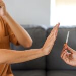 Ex-fumeur qui refuse une cigarette lors d’un moment social, confiant dans son sevrage